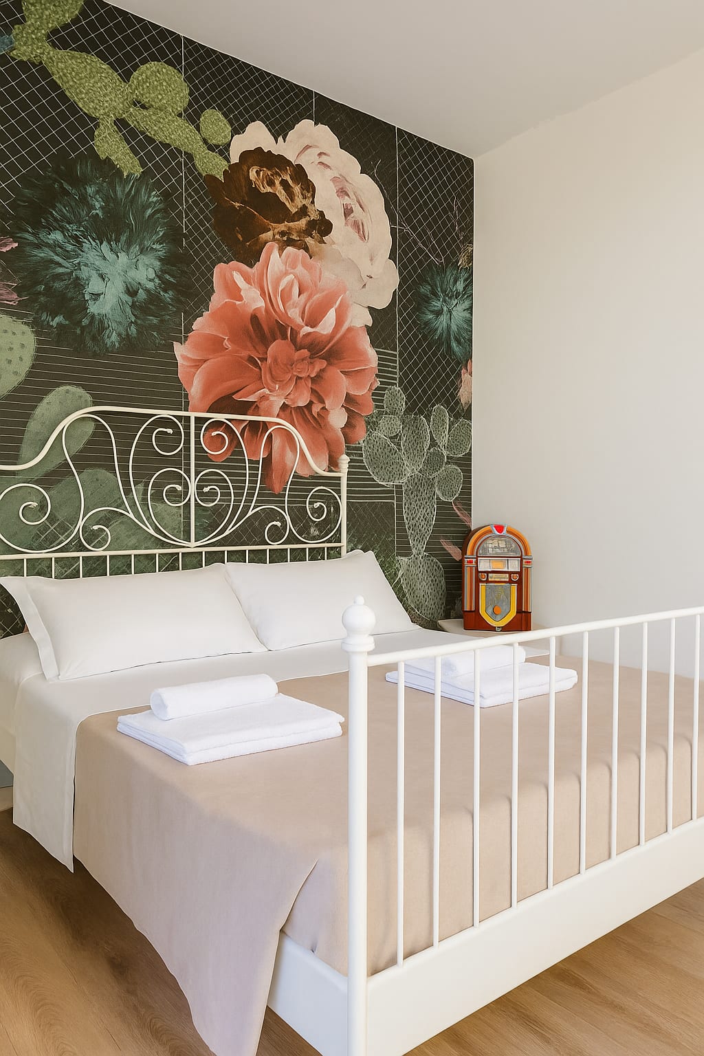 Matrimoniale con bagno condiviso e terrazzo, Vivace e vintage, con carta da parati floreale