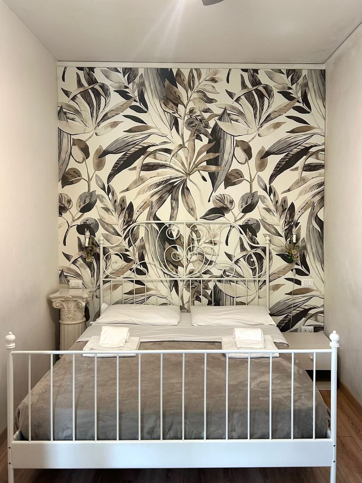 Matrimoniale con bagno condiviso e terrazzo, Botanica e luminosa, con carta da parati tropicale